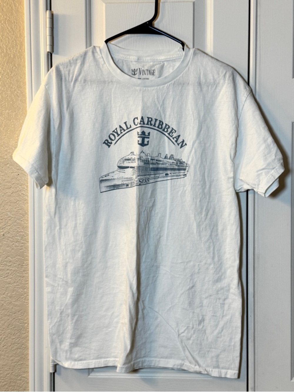 Vintage White Royal Caribbean “Icon of The Seas” Cruise Ship 100% Cotton Size L